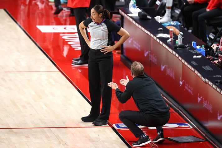 Nick Nurse reynir að rökræða við Simone Jelks dómara í leik Toronto Raptors og Portland Trail Blazers fyrr í vetur.