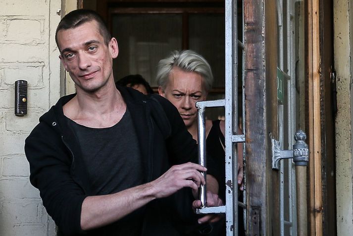 Petr Pavlensky gat sér frægðar fyrir að kveikja í inngangi byggingar FSB, leyniþjónustu Rússands, árið 2015.