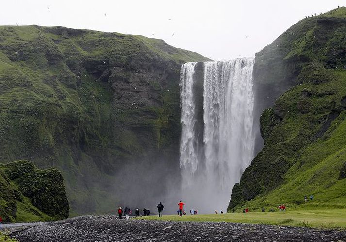 Hættuleg einstigi sem leiða fram á klettanibbur skapa hættu við Skógafoss segir sveitarstjórn Rangárþings eystra sem ætlar að byggja þrjátíu til fjörutíu manna útsýnispall ofan við fossinn. Fréttablaðið/Pjetur