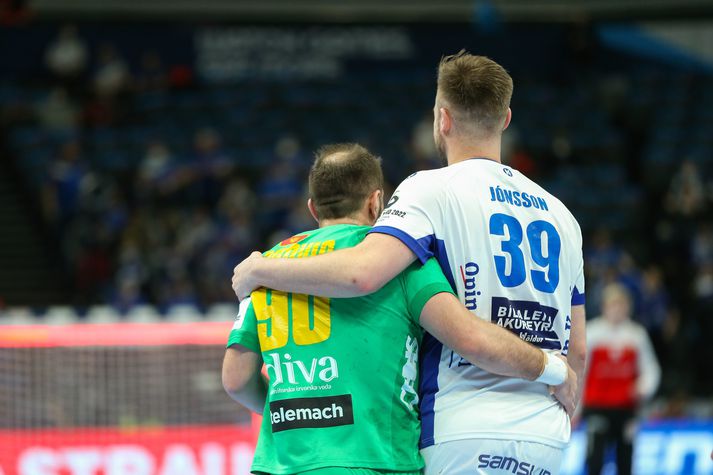 Þráinn Orri Jónsson tekur utan um Nemanja Grbovic í leik Íslands og Svartfjallalands á EM í handbolta.