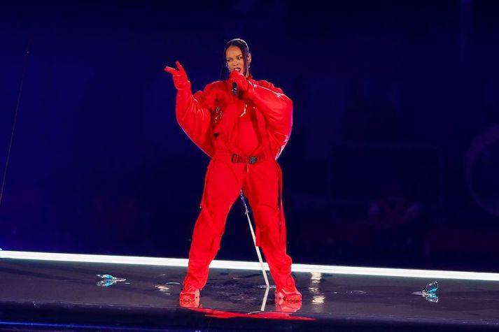 Rihanna skein skært á Ofurskálinni í nótt og skartaði óléttubumbu í glæsilegum rauðum klæðnaði.