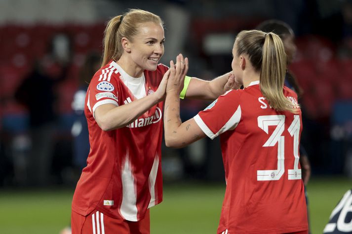 Glódís Perla Viggósdóttir með Georgiy Stanway sem skoraði fyrsta mark Bæjara í dag.