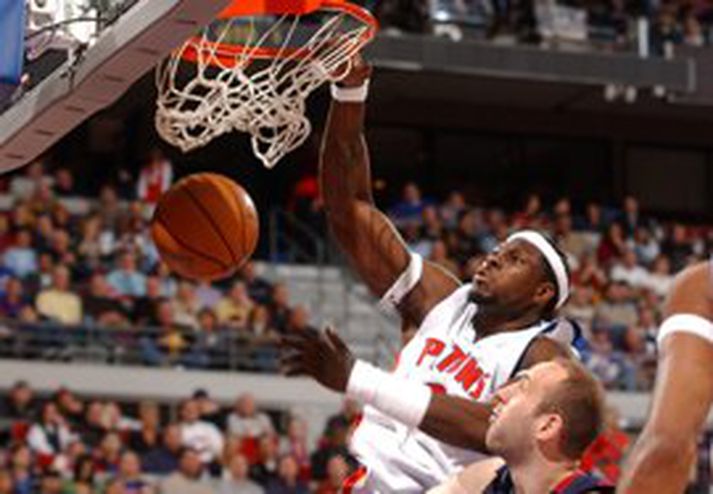 Ben Wallace treður hér með tilþrifum í leiknum í gær, en hann skoraði alls 11 stig og hirti 19 fráköst gegn Cleveland