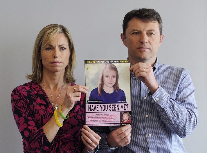 Kate og Gerry McCann halda á mynd af dóttur sinni, Madeleine, árið 2012.