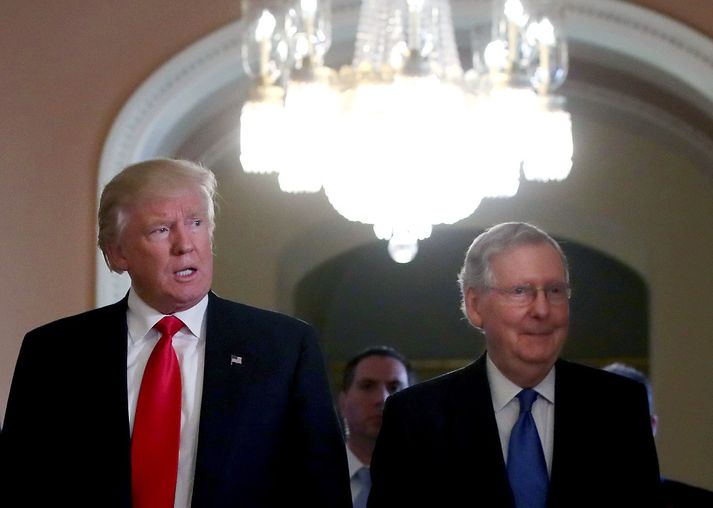 Það hefur hvorki gengið né rekið hjá Donald Trump og Mitch McConnell (t.h.) að fá þingmenn repúblikana til að greiða nýjum sjúkratryggingalögum atkvæði sín.