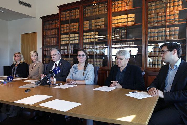 Auk Ögmundar Jónassonar innanríkisráðherra og Ragnhildar Hjaltadóttur ráðuneytisstjóra sátu blaðamannafundinn Valgerður María Sigurðardóttir (lengst t.v.) sem starfar með hinum nýja starfshópi, Arndís Soffía Sigurðardóttir, lögfræðingur og lögreglumaður, sem er formaður hópsins, Haraldur Steinþórsson lögfræðingur og dr. Jón Friðrik Sigurðsson yfirsálfræðingur á Landspítala, sem báðir eiga sæti í starfshópnum.Frettabladid/Stefán