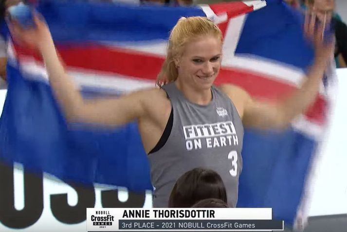 Anníe Mist Þórisdóttir sést hér með íslenska fánann á verðlaunapallinum á heimsleikunum.