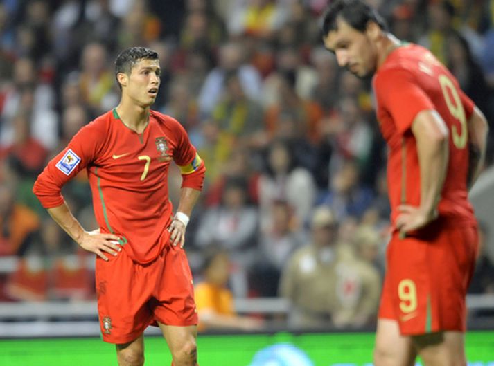 Cristiano Ronaldo og Hugo Almeida virðast gáttaðir í leiknum í kvöld.
