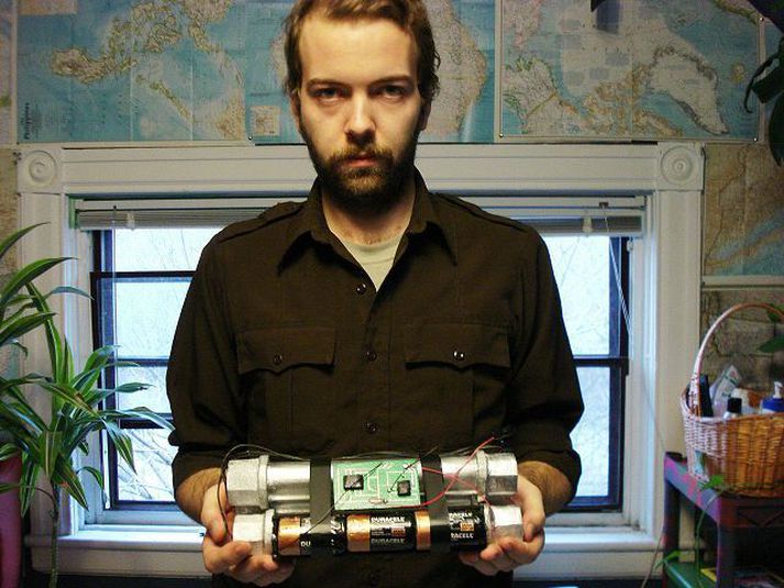 þórarinn jónsson með sprengjulistaverkið.