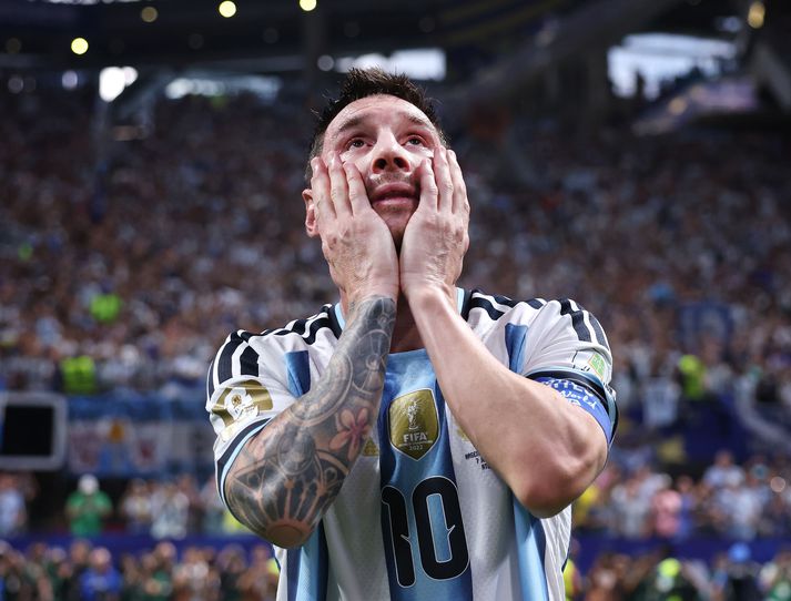 Lionel Messi sýndi miklar tilfinningar eftir sigurinn á Egyptum í sextán liða úrslitum HM.