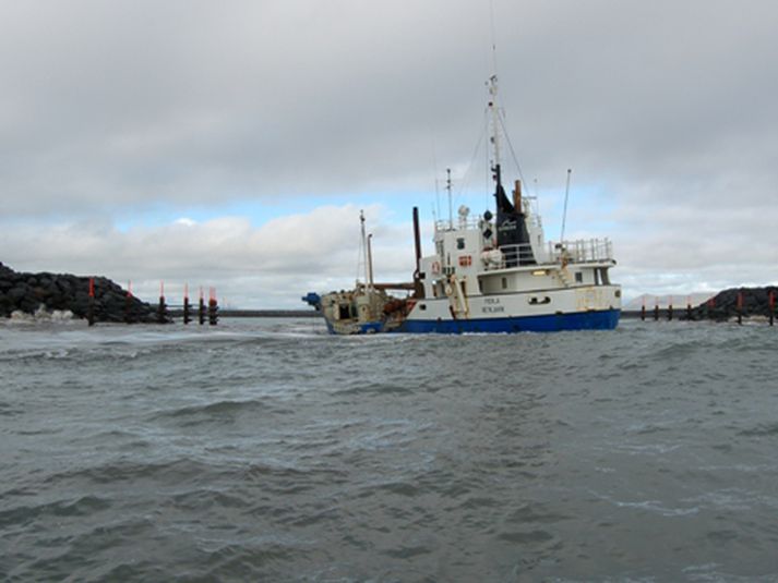 Dýpkunarskipið Perla í Landeyjahöfn seinnipartinn í gær.