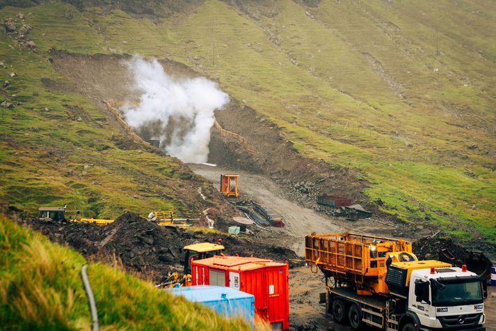 Frá fyrstu sprengingu í nýjum Árnarfjarðargöngum norðan Klakksvíkur.