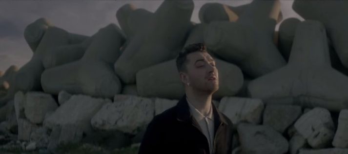 Sam Smith er í aðalhlutverki í myndbandinu.