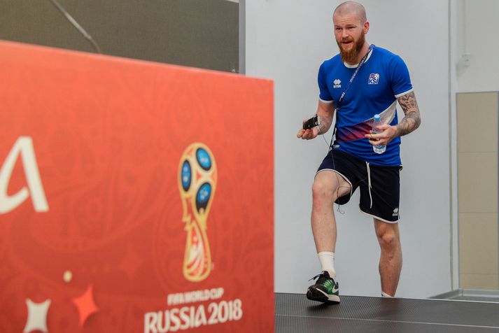 Aron Einar Gunnarsson mætir á fundinn í dag.