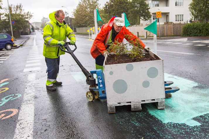 Íbúar voru margir hevrjir ekki ánægðir með litagleðina eftir framkvæmdir við götuna síðasta sumar. Á myndinni má sjá gróðurkassana sem voru einnig umdeildir.