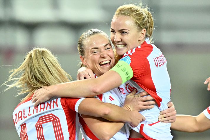 Magdalena Eriksson fagnar hér marki sínu fyrir Bayern München með Glódísi Perlu Viggósdóttur.