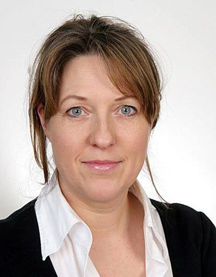 María Thejll, forstöðumaður lagastofnunar Háskóla Íslands, Þórólfur Matthíasson, prófessor í hagfræði við HÍ, og Þórir Ólafsson endurskoðandi sitja í eftirlitsnefndinni.