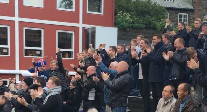 Frændur okkar í Færeyjum eru greinilega góðir stuðningsmenn og fögnuðu eftirminnilega 1-1 jafntefli Íslands við Portúgal á Evrópumótinu fyrir tveimur árum síðan.