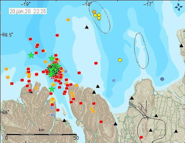 Staðan eins og hún var klukkan 22:25. Stjörnumerktir jarðskjálfar eru stærri en 3,0.