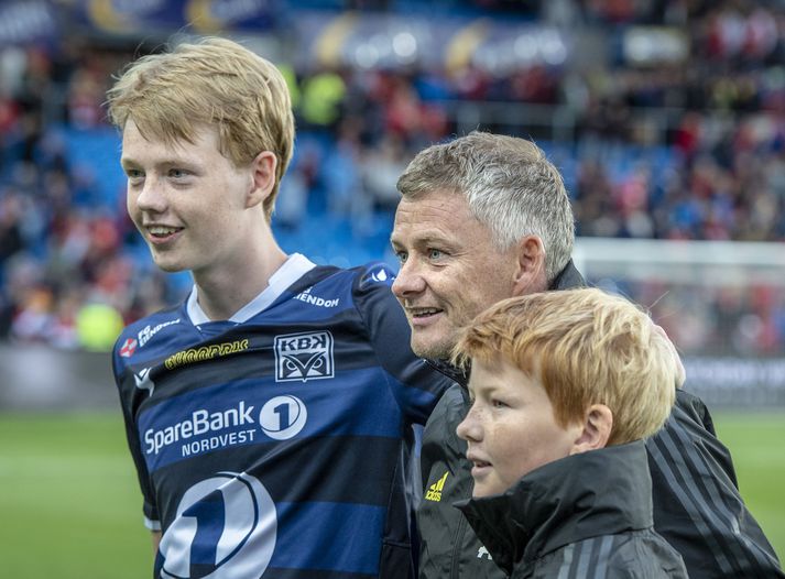Ole Gunnar Solskjær ásamt sonum sínum, Noah og Elijah, eftir æfingaleik Manchester United og Kristiansund í fyrra. Noah Solskjær kom inn á fyrir Kristiansund gegn liði föðursins.