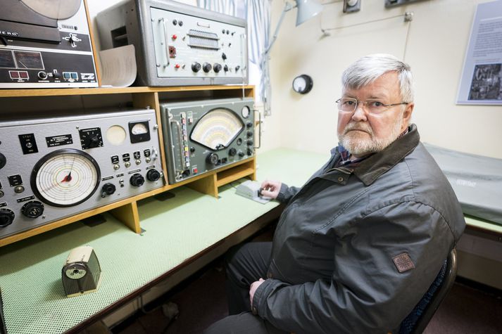 Gylfi er öllum hnútum kunnugur í loftskeytasal varðskipsins Óðins.  