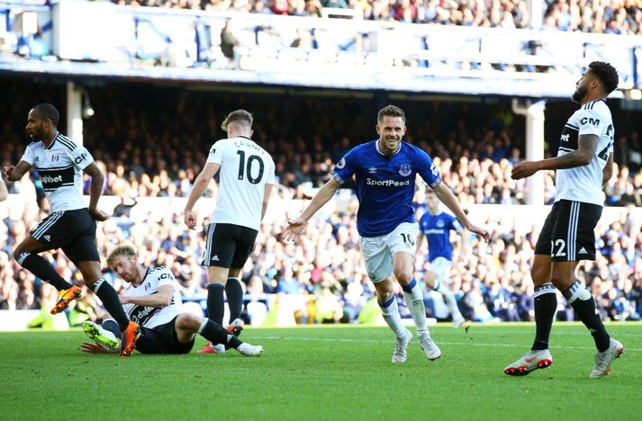 Gylfi Þór SIgurðsson fagnar marki á móti Fulham.