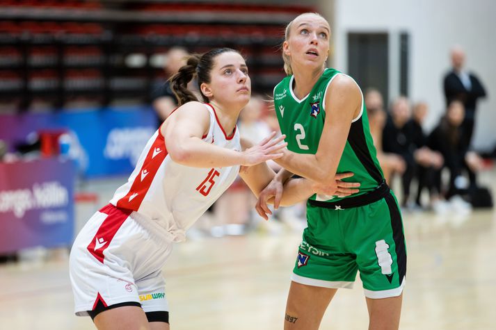 Isabella Ósk Sigurðardóttir í leik á móti Íslandsmeisturum Vals en hér er hún í baráttu um frákast við Ástu Júlíu Grímsdóttur.