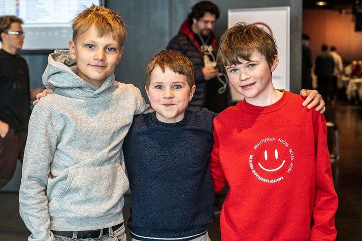 Þessir ungu menn hafa smitast af skákbakeríunni. Pétur Úlfar Ernisson er einn af þeim en hann er að koma mjög á óvart.