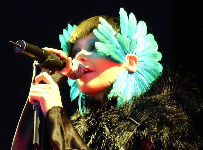 Björk Guðmundsdóttir samþykkti að leika sjálfa sig enda þættirnir teknir upp á Hótel Bjarkalundi sem er sumarhótel í Berufirði og er staðurinn af mörgum talinn vera anddyrið að Vestfjörðum.
