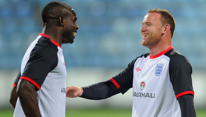 Wayne Rooney slær á létta strengi með Micah Richards á æfingu enska landsliðsins í gær.