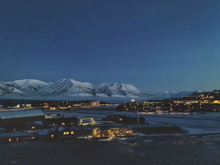 Longyearbyen á Svalbarða. Tæplega þrjú þúsund manns búa á Svalbarða, flestir í Longyearbyen.
