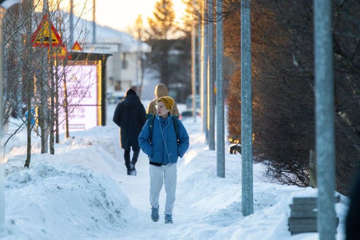 Reikna má með hægari vindur og minnkandi éljagangur á morgun.