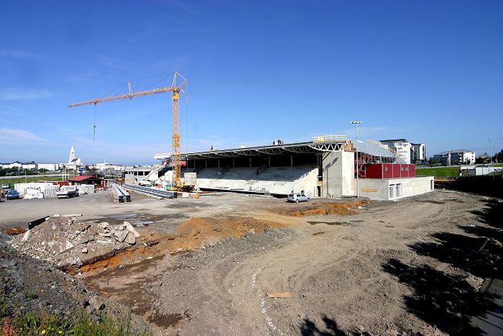 Nýr völlur og íþróttahús voru tekin í notkun á Hlíðarenda fyrir nokkrum árum. Nú vilja Valsarar hefja annan hluta framkvæmdanna. 
fréttablaðið/anton