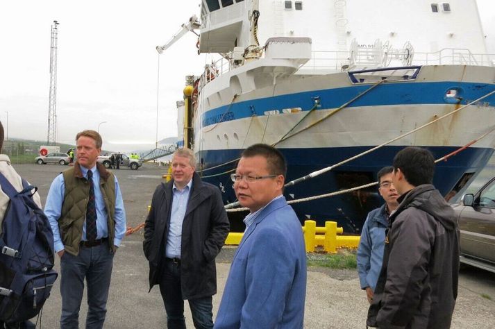 Bjartsýni ríkti á Reyðarfirði haustið 2015 þegar rannsóknarskipið Oceanic Challenger hélt á Drekasvæðið. Á bryggjunni hittust fulltrúar Eykons, CNOOC og Petoro, sem stóðu saman að einu sérleyfanna til olíuleitar.