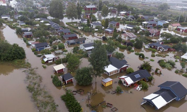 Vatn hefur flætt inn í hús í Gävle og víðar í Svíþjóð í vatnavöxtunum þar síðasta sólarhringinn.