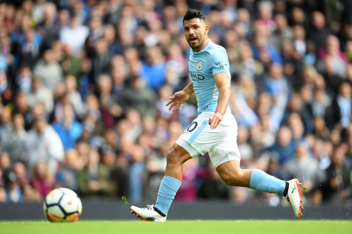 Aguero skorar fyrsta mark City í dag.