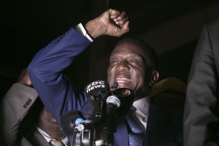 Emmerson Mnangagwa, næsti forseti Simbabve, ávarpar mannfjölda í Harare í dag.