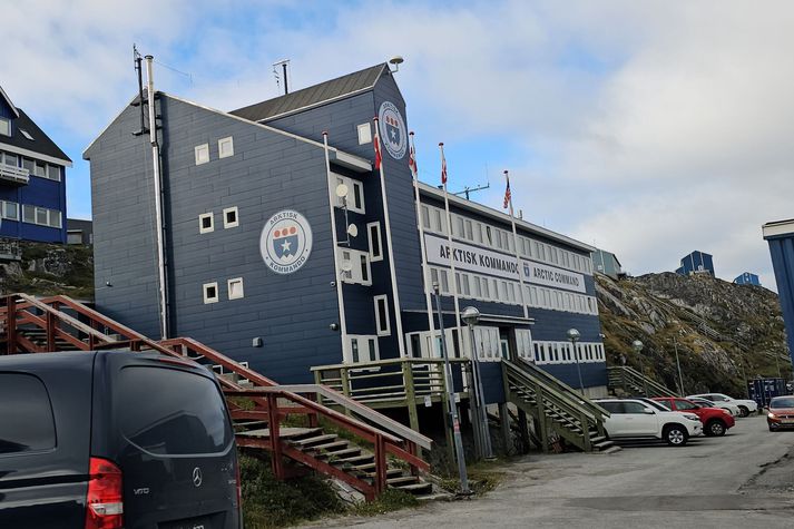 Núverandi höfuðstöðvar danska hersins, Arktisk Kommando, við höfnina í Nuuk.