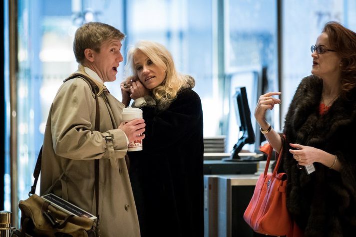 Nick Ayers (t.v.) með Kellyanne Conway (f.m.) í Trump-turninum í desember.