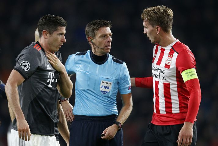 Gianluca Rocchi útskýrir vítaspyrnudóminn fyrir Luuk de Jong, fyrirliða PSV.