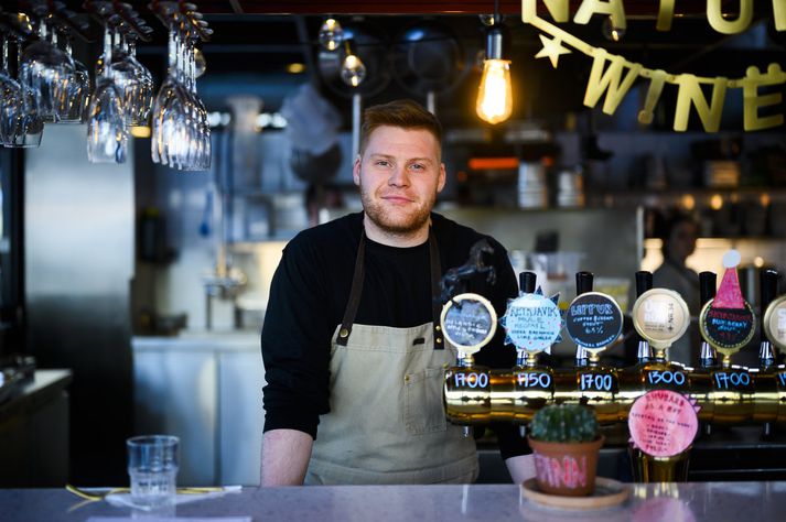 Sigurþór Jóhannsson er matreiðslumaður á Skál í Mathöllinni Hlemmi. Hann segist hafa það eina markmið í eldamennsku að gera allan mat góðan því þá verði allir sáttir.