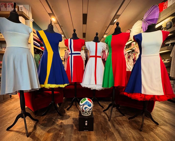 Í færslunni segir að kjólarnir séu í fánalitum þeirra þjóða sem þær í starfsteyminu spái í topp sex sæti mótsins.
