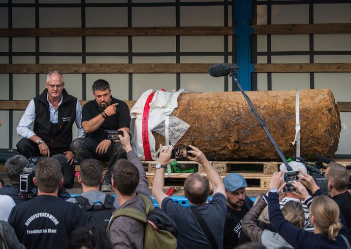 Sprengjusérfræðingarnir Rene Bennert og Dieter Schwetzler sitja hér fyrir með aftengdri sprengjunni sem er bresk og af gerðinni HC-4000.