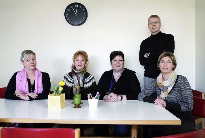 Samfélagsgeðteymið Þau eru hluti af  hópnum frá vinstri: María Einisdóttir staðgengill framkvæmdastjóra geðsviðs LSH, Úlfheiður Kaðlín Ingvarsdóttir sjúkraliði, Guðbjörg Sveinsdóttir geðhjúkrunarfræðingur, Magnús Haraldsson geðlæknir og Auður Árnadóttir sjúkraliði. Frettabladid/Stefán