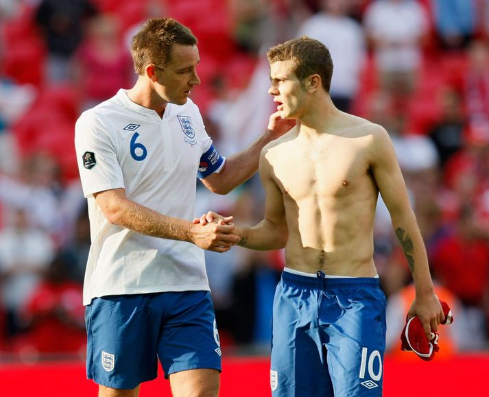 John Terry spjallar við Wilshere eftir landsleik.