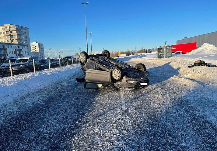 Annar bíllinn valt við áreksturinn og er mikið skemmdur.