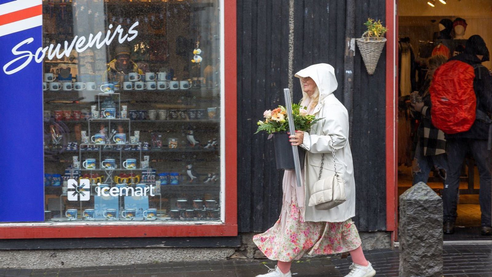 Hvasst og rigning suð­vestan­til en hiti nær 22 gráðum norða­naustan ...