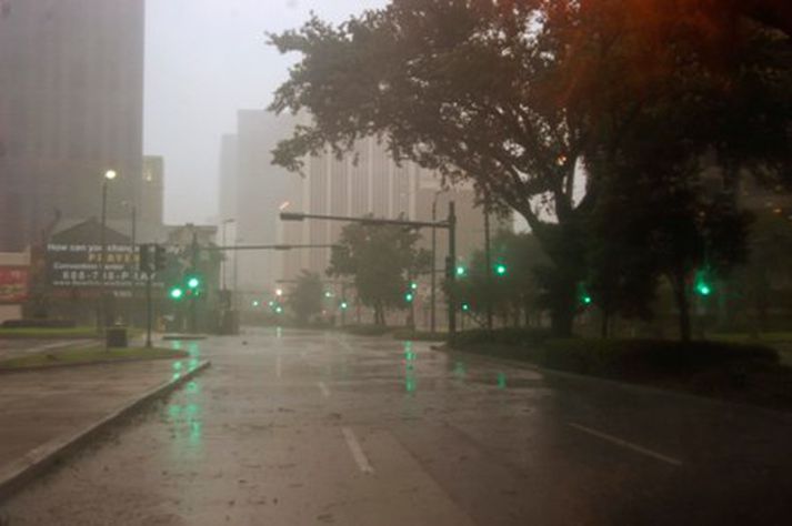 Eyðilegt er um að litast á götum New Orleans en flestir flúnir úr borginni.