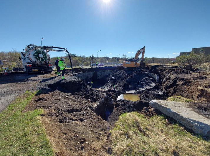 Umtalsvert magn olíumengaðs jarðvegs fannst nærri Elliðaám á fimmtudag.