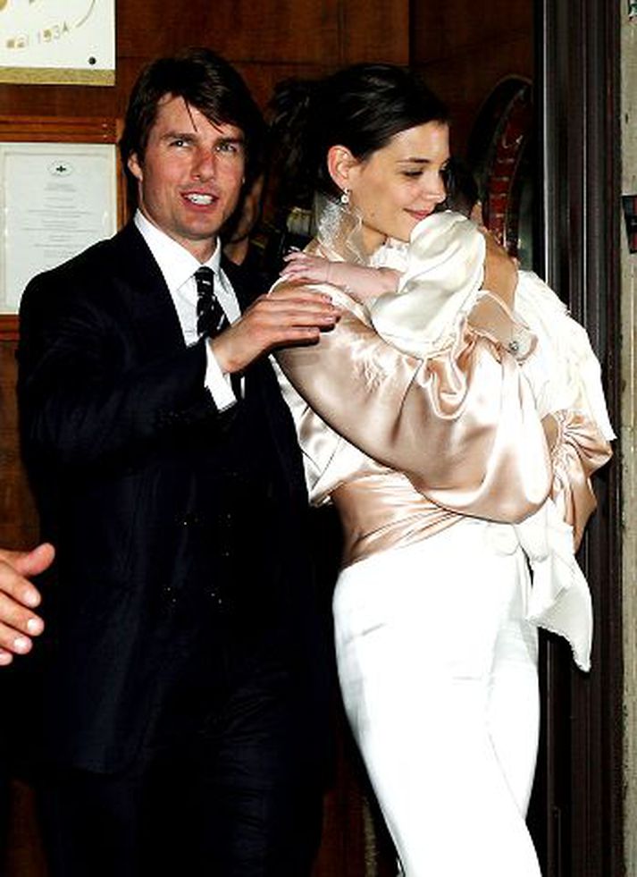 Tom Cruise og Katie Holmes óttast að dóttur þeirra verði rænt og halda henni því utan sviðsljóssins.